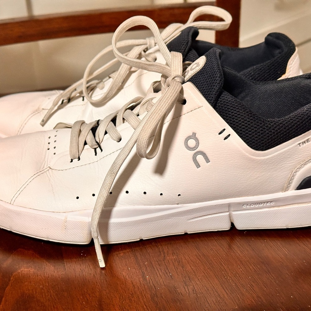 On Running Men’s Sneakers “The Roger” in Midnight- White/Navy
